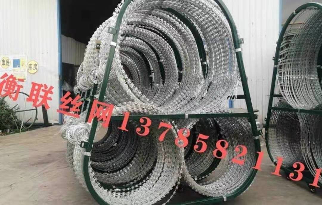 云南警備三筒防暴阻隔網(wǎng)單圈伸縮路障移動(dòng)隔離攔截網(wǎng)三桶阻隔網(wǎng)